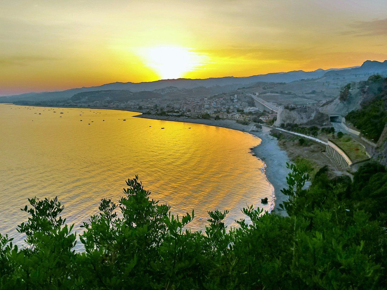 Tramonto sulla costa di Bova Marina
